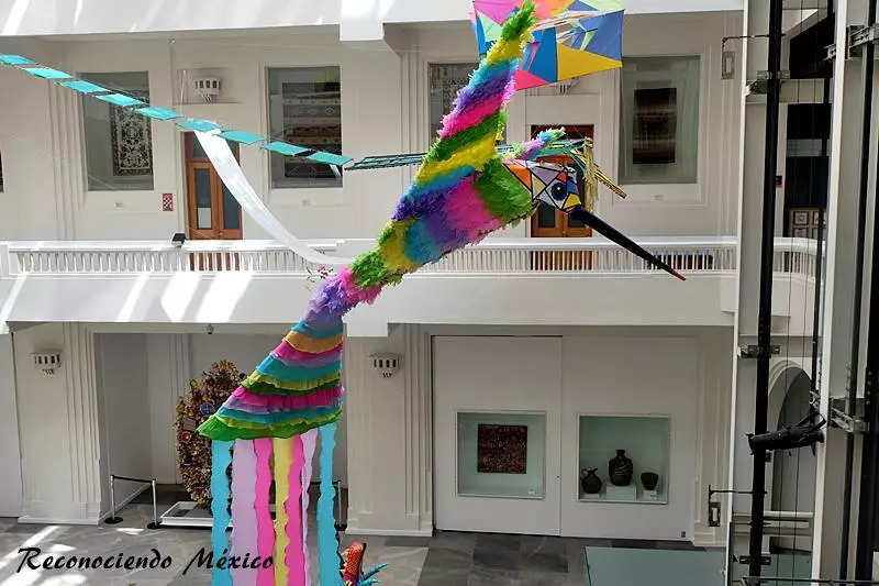 papalote con forma de colibri en el museo de arte popular
