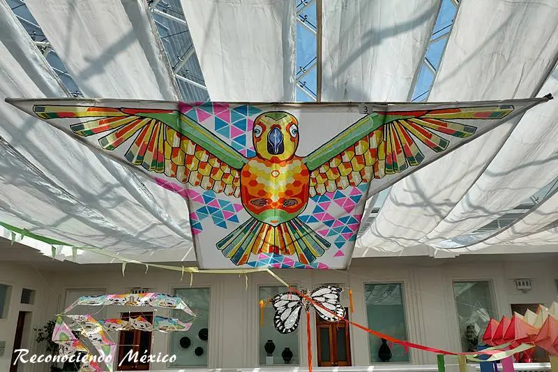 papalote con la imagen de lore en el museo de arte popular