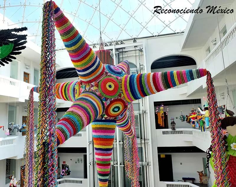 piñata mexicana tradicional en el museo de arte popular