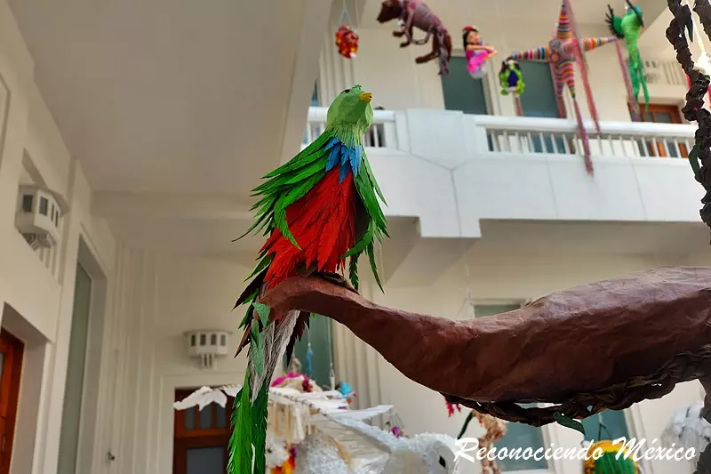 quetzal en piñata mexicana